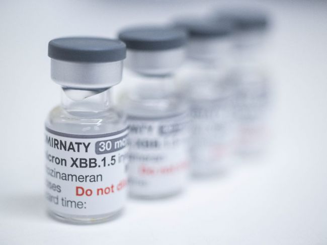 BioNTech znížil prognózu príjmov z vakcíny proti COVID-19