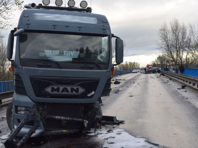 Vážna nehoda auta a kamiónu: Na mieste zasahoval vrtuľník