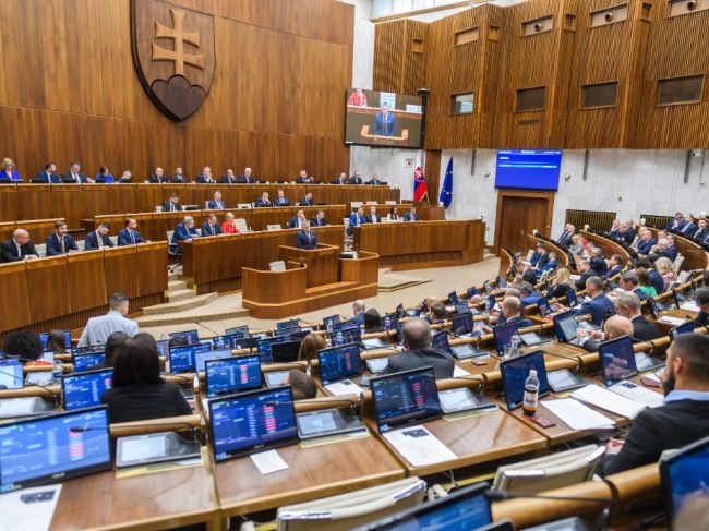 Poslanci ukončili rokovací deň, v diskusii o PVV budú pokračovať vo štvrtok