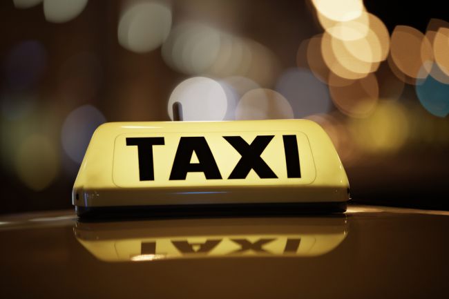 Všímavý taxikár zabránil podvodu a seniorovi zachránil vyše 25.000 eur