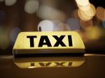 Všímavý taxikár zabránil podvodu a seniorovi zachránil vyše 25.000 eur