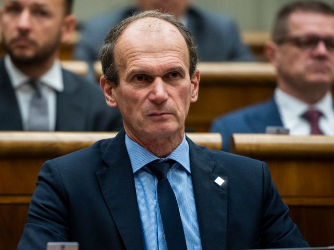 Kuffa chce vyhlásiť Krista za kráľa Slovenska. Na jeho vyhlásenie reagovali aj biskupi