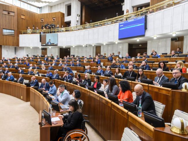Novembrový prieskum preferencií: Jedna opozičná strana by sa do parlamentu nedostala