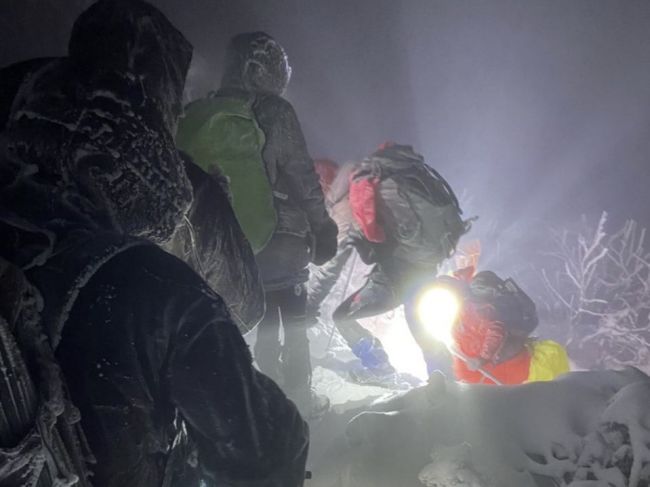 V Malej Fatre uviazlo v snehu šesť turistov, pomohli im horskí záchranári