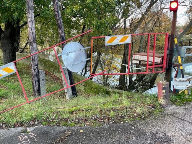 Vodič sa snažil ujsť policajtom, počas jazdy prerazil železné rampy