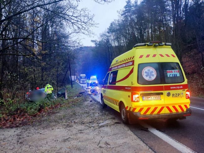 Po čelnej zrážke dvoch vozidiel zahynuli obaja vodiči