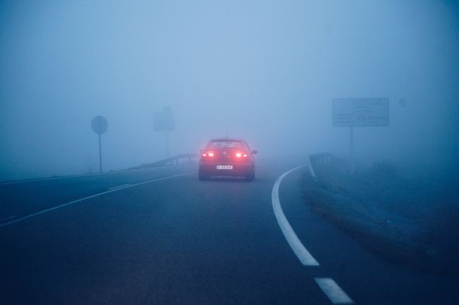 Meteorológovia upozorňujú na poľadovicu. Na týchto cestách sa môžu tvoriť snehové jazyky