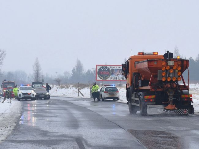 Na viacerých úsekoch ciest je poľadovica, situáciu komplikuje i sneženie