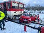 Zrážka na železničnom priecestí: Vlak po náraze tlačil auto ešte niekoľko metrov