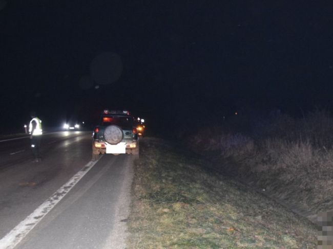 Chodec bez reflexných prvkov po zrážke s vozidlom zomrel