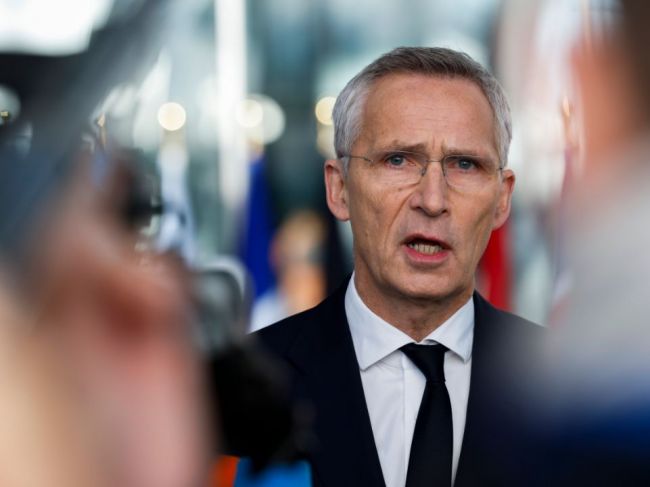 Stoltenberg verí, že USA budú naďalej vojensky podporovať Ukrajinu