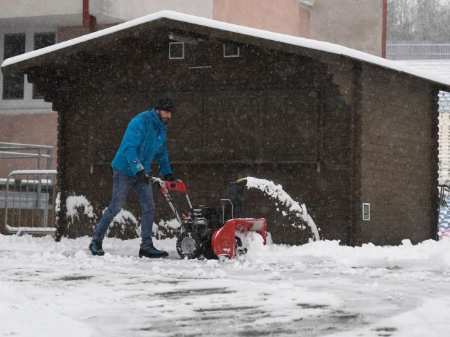 Sneženie v Česku komplikuje dopravu, v okolí Prahy meškajú autobusy aj vlaky