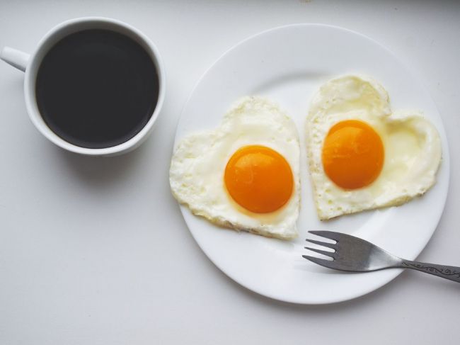 Raňajkujete vajíčka spolu s kávou? Toto by vám nemalo uniknúť