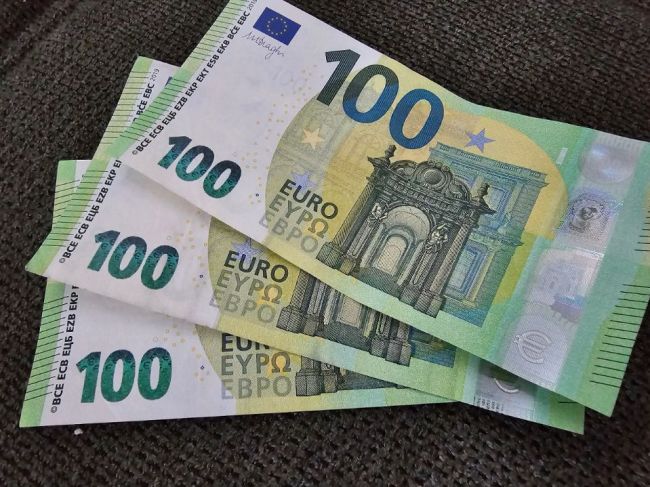 Sociálna poisťovňa od piatka vypláca 300 eur všetkým poberateľom dôchodku