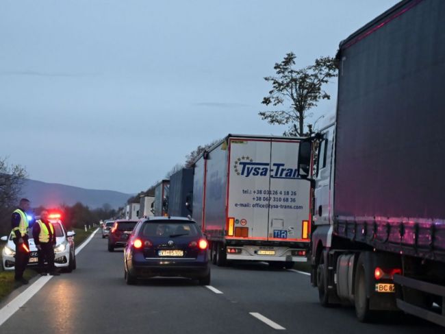 Kolóna na východných hraniciach dosahuje 17 kilometrov, polícia monitoruje situáciu 