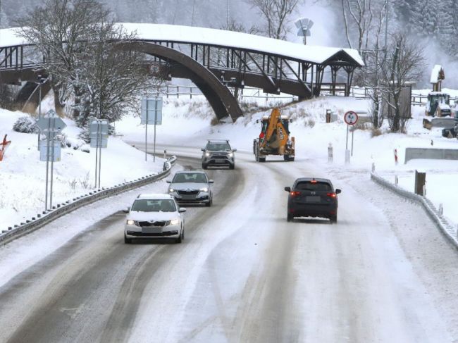 Na Donovaloch je zľadovatený sneh, uzavreli ho pre autá nad 10 metrov