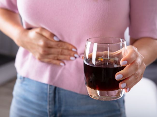7 spôsobov, akými vám alkohol ničí trávenie