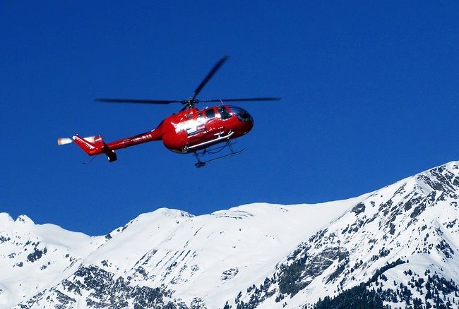 Po silnom snežení padali lavíny, pod jednou zahynul český lyžiar