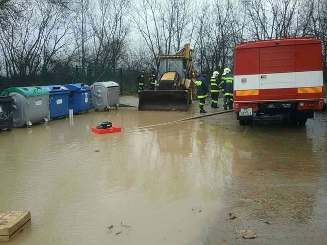 SHMÚ varuje pred počasím v pondelok, vydal viaceré výstrahy