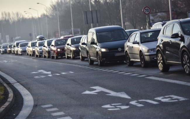 V Bratislave a okolí sa v pondelok ráno tvoria kolóny