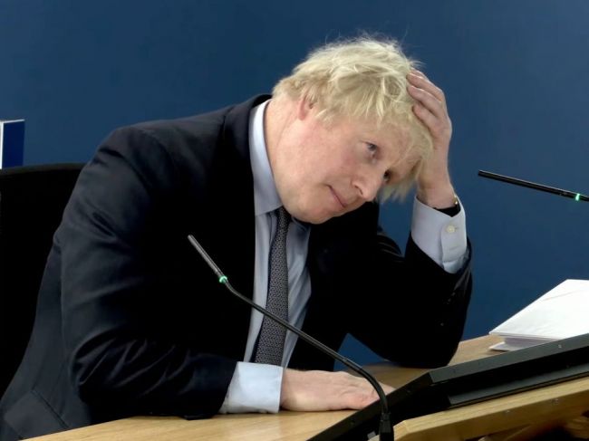 Expremiér Boris Johnson sa ospravedlnil rodinám obetí pandémie COVID-19