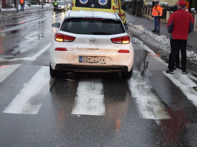 Vodička na priechode zrazila babku s dvoma vnukmi 