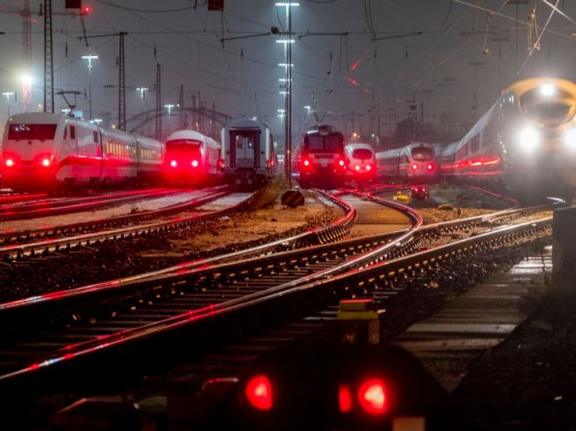 V Nemecku štrajkujú rušňovodiči, veľká časť vlakových spojov je zrušená