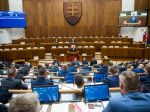 Parlament, prezident i vláda dostanú v budúcom roku viac financií