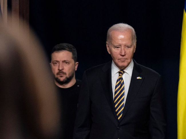 Biden uistil Zelenského, že Ukrajinu neopustí