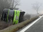 Polícia pre nehodu linkového autobusu pri Dargove začala trestné stíhanie