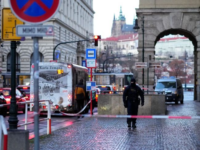 Polícia opísala priebeh zásahu pri streľbe v Prahe, obetí je nakoniec 14