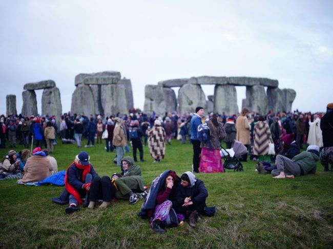 Na východ slnka po zimnom slnovrate čakali v Stonehenge tisíce ľudí