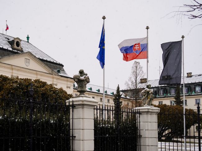 Úrad vlády SR vyvesil čiernu vlajku na znak solidarity s Českou republikou