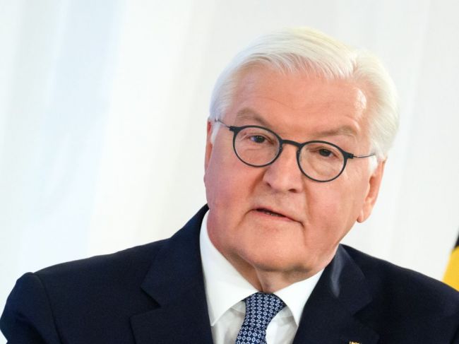 Steinmeier apeloval na občanov, aby sa demokracii neobracali chrbtom