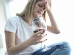 Bolesť hlavy po pití vína? Dajte si pozor na tento skrytý zdravotný problém