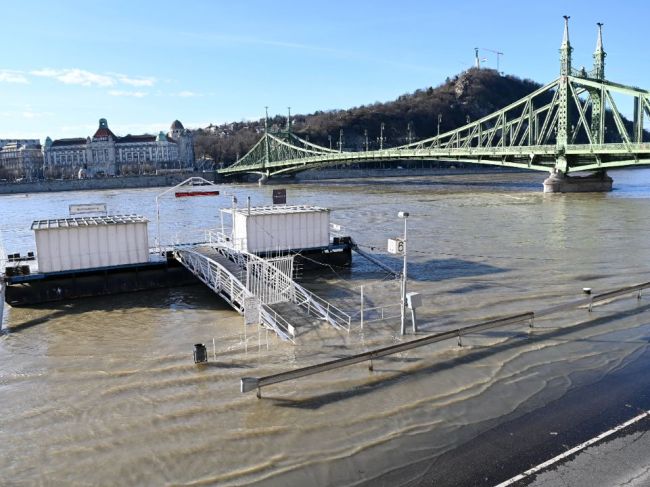 Rozvodnený Dunaj zaplavil nábrežia v Budapešti a začal opadávať