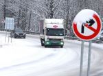 Situácia na cestách: Premávku komplikuje sneženie, Donovaly čiastočne uzavreli