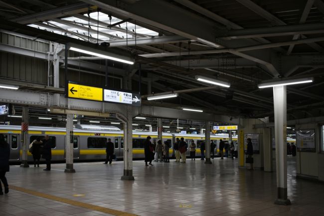 Žena vo vlaku zaútočila nožom na cestujúcich