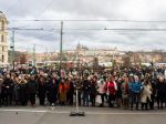 Stovky ľudí sa zišli pred Univerzitou Karlovou, pietnym pochodom si uctia obete