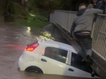 Video: V potápajúcom sa aute uviazla žena s trojročnou dcérou. Tento muž neváhal ani sekundu