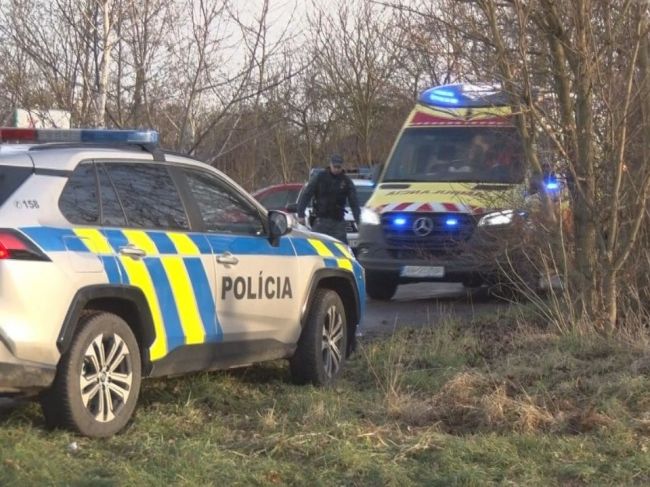 Policajt skočil do rieky, aby zachránil muža. Počas prevozu do nemocnice boj o život prehral