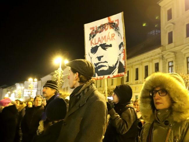 Tisíce ľudí vo viacerých mestách na Slovensku opäť protestujú proti krokom vlády