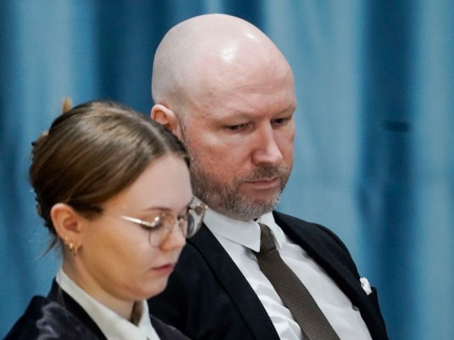 Nórska vláda: Breivik je stále nebezpečný, mal by zostať na samotke