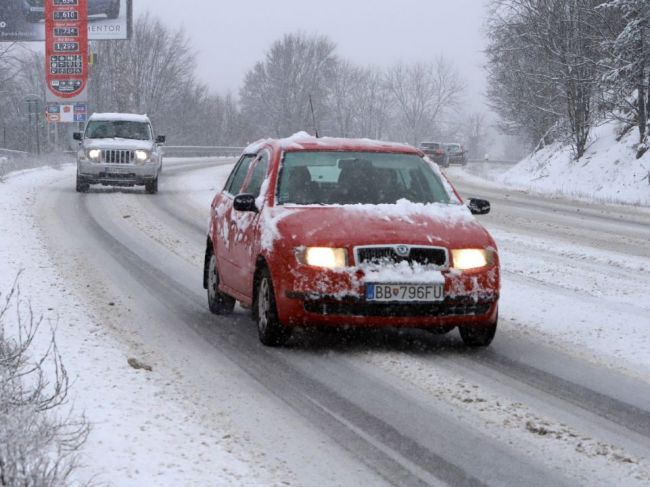 Donovaly i úsek medzi Muráňom a Muránskou Hutou sú pre kamióny neprejazdné