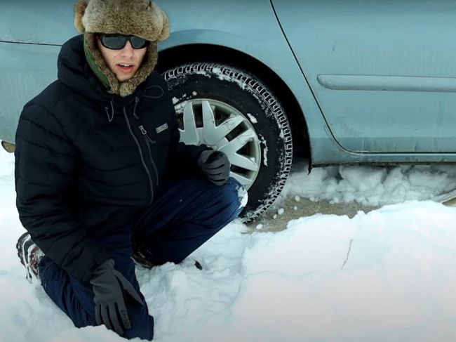 Ako dostať auto z hlbokého snehu: Tieto predmety vás zachránia
