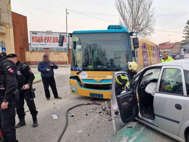 V centre Trnavy sa zrazilo osobné auto s autobusom MHD, vodič zomrel