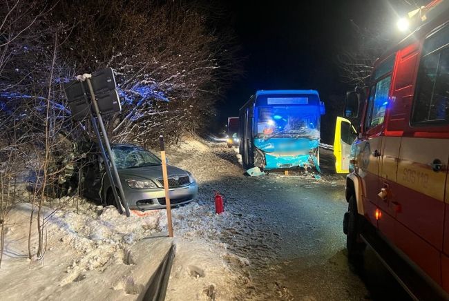 Vážna nehoda autobusu a auta: Cesta je neprejazdná