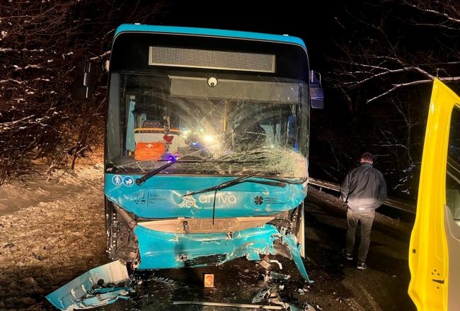 Tragická zrážka autobusu a auta: Vyhasol mladý život