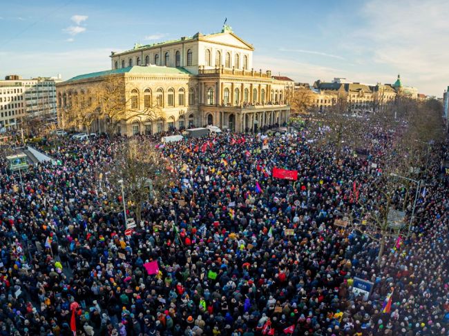 Na protestov proti AfD sa zúčastnilo minimálne 300.000 ľudí