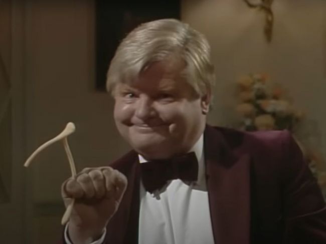 Pred 100 rokmi sa narodil britský televízny komik Benny Hill